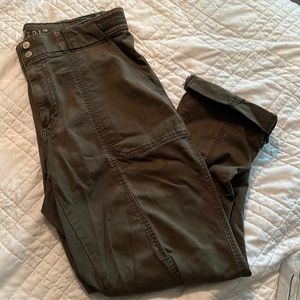 EUC Mid-Rise Pret-A-Pedi Crop Pants size 10/12 women’s “washed olive”